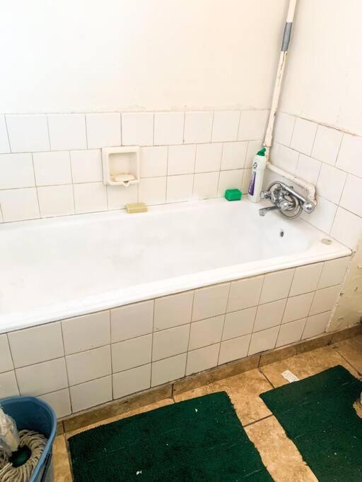 Foto 9: Spacious, Budget-Friendly Stay