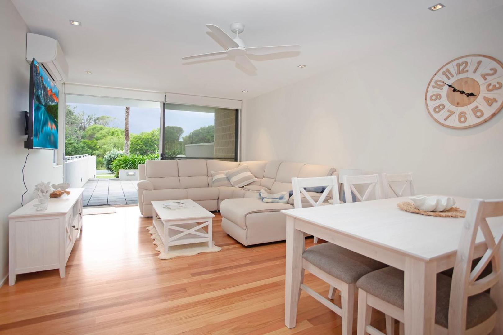 Fotografie 3: Beachfront on Bennetts Beaches Apartment 4