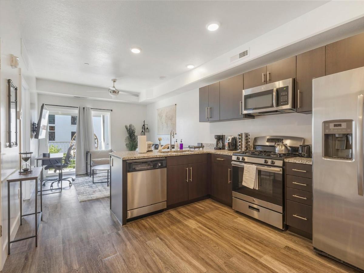 Billede 4: Apt in Heart of SLC - King Bed - Gym - Smart TV