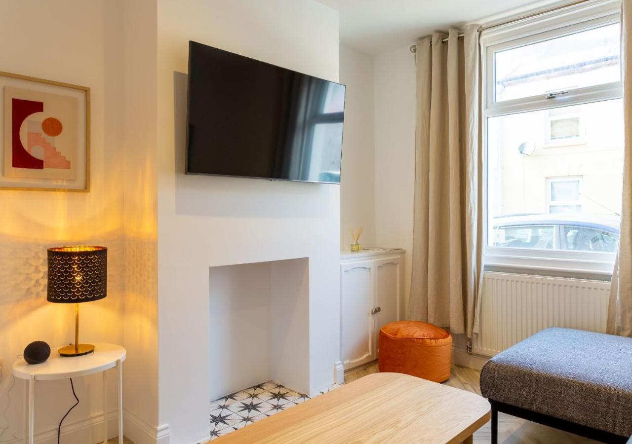 Foto 10: Bright & Airy 2BD - 10 mins walk to Chelt Centre!