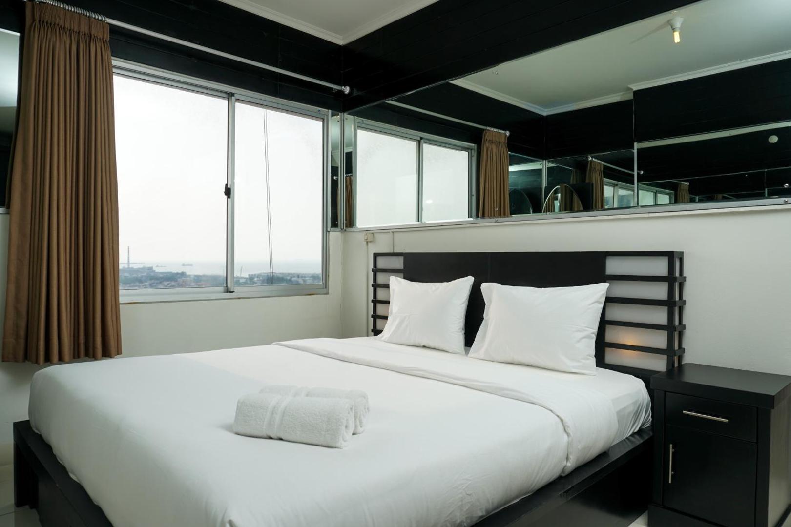 Zdjęcie 5: 2BR with Study Room Apartment Seaview at Marina Ancol By Travelio