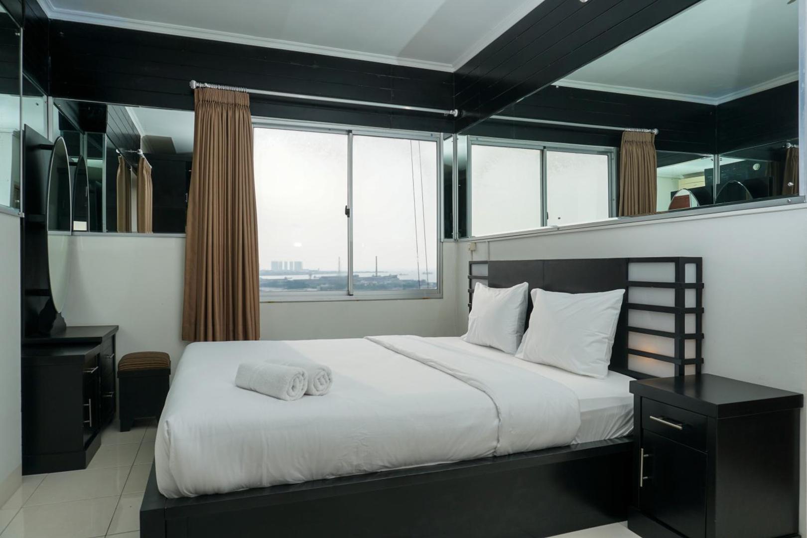 Zdjęcie 9: 2BR with Study Room Apartment Seaview at Marina Ancol By Travelio