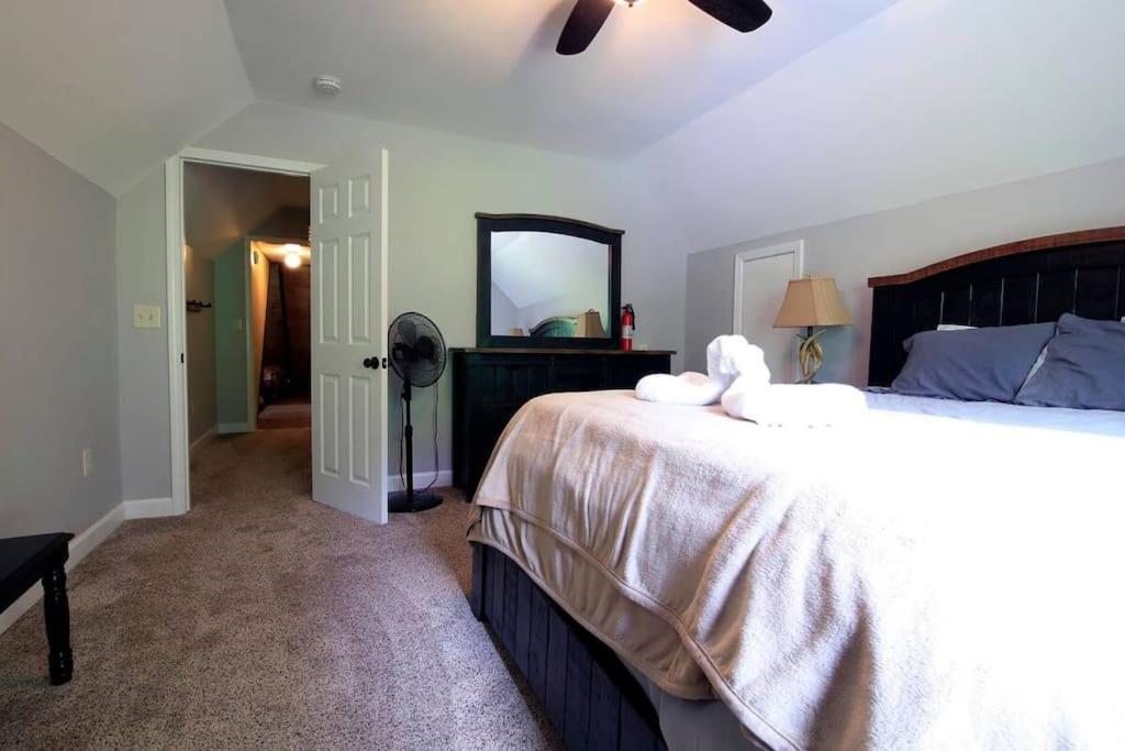 Billede 5: Foothills - Lrg Private Cabin - HotTub - Fireplace & Pit - Gburg 7min