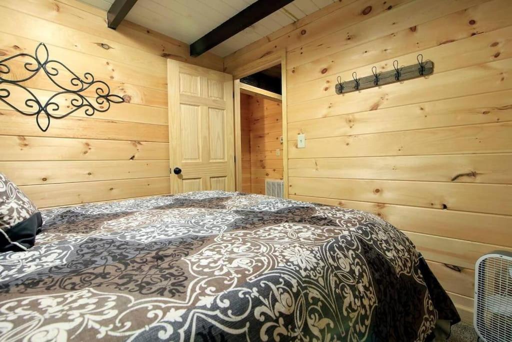 Billede 10: Foothills - Lrg Private Cabin - HotTub - Fireplace & Pit - Gburg 7min
