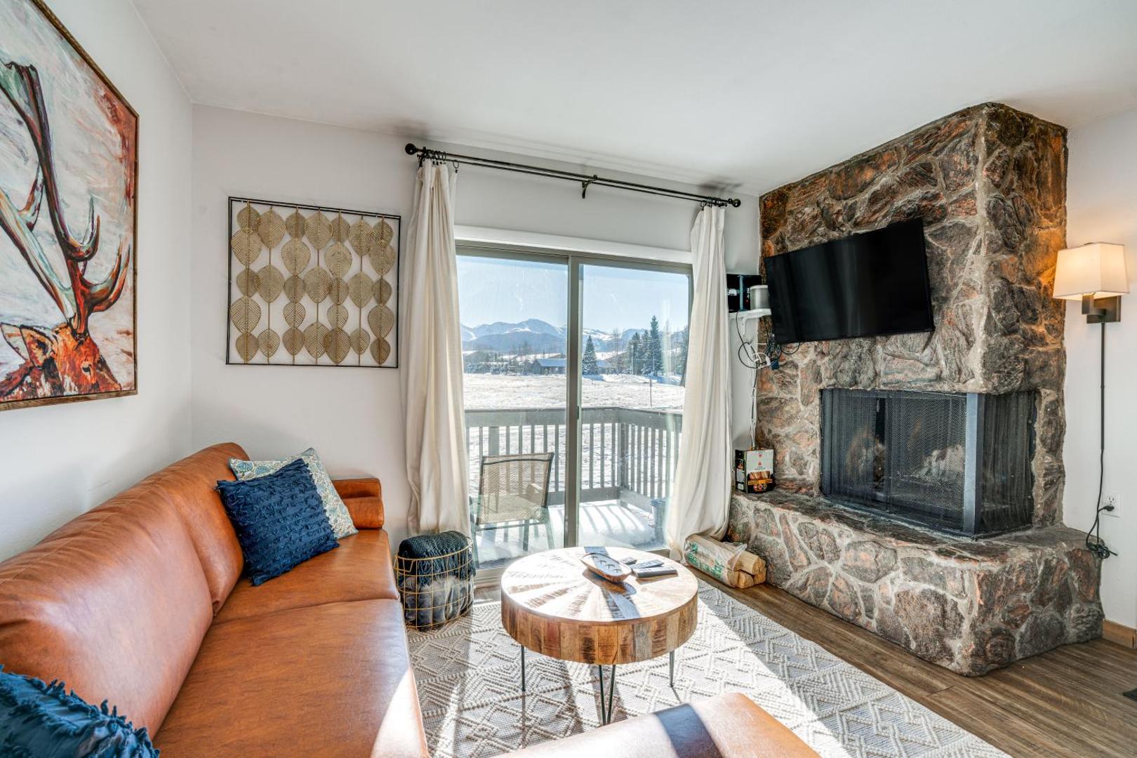 Foto 6: Condo with Balcony and Views - Steps to Ski Shuttle!