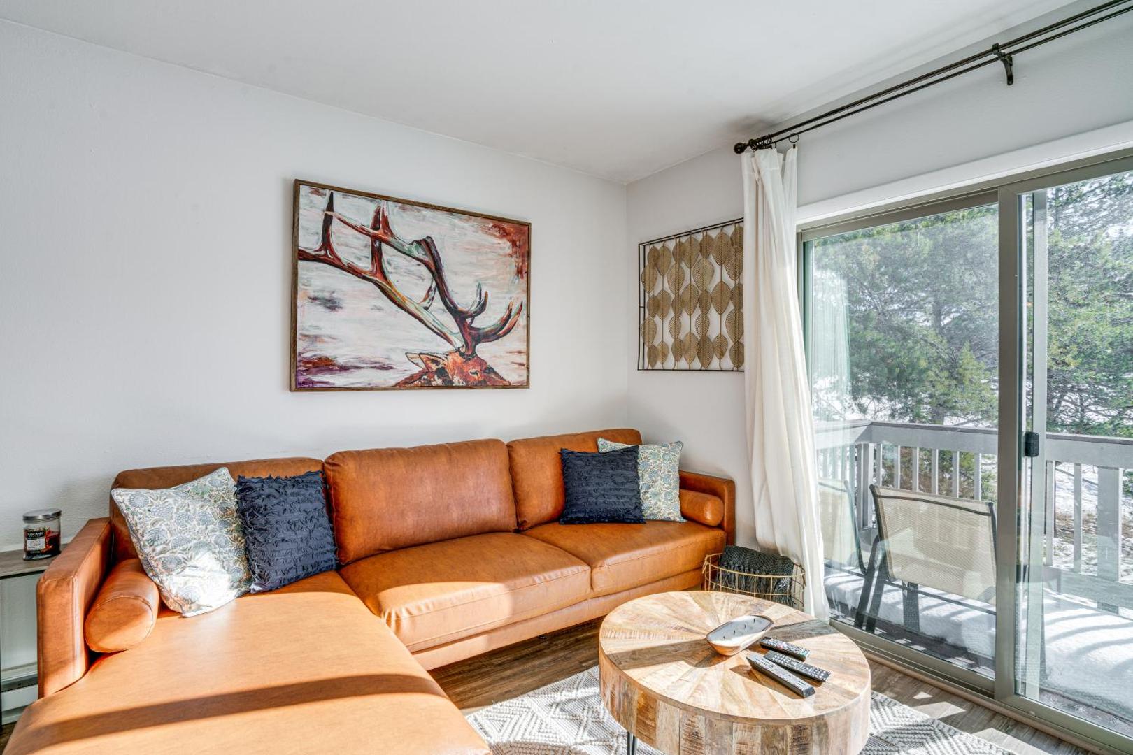Foto 7: Condo with Balcony and Views - Steps to Ski Shuttle!