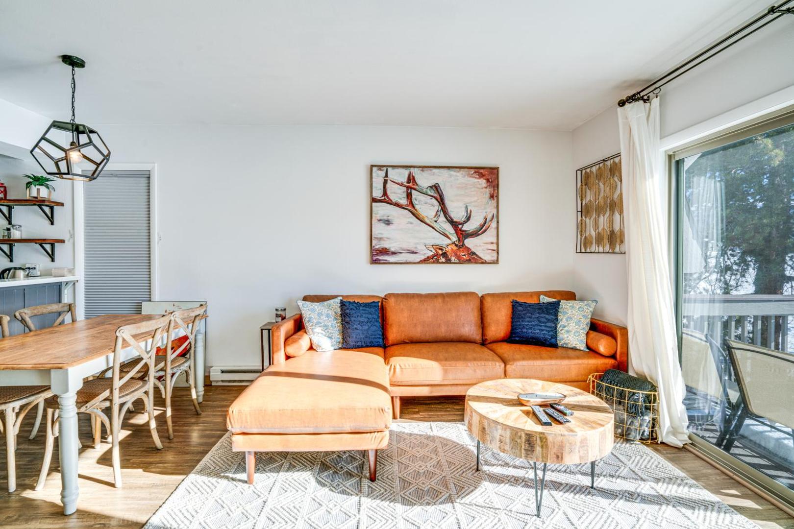 Foto 4: Condo with Balcony and Views - Steps to Ski Shuttle!