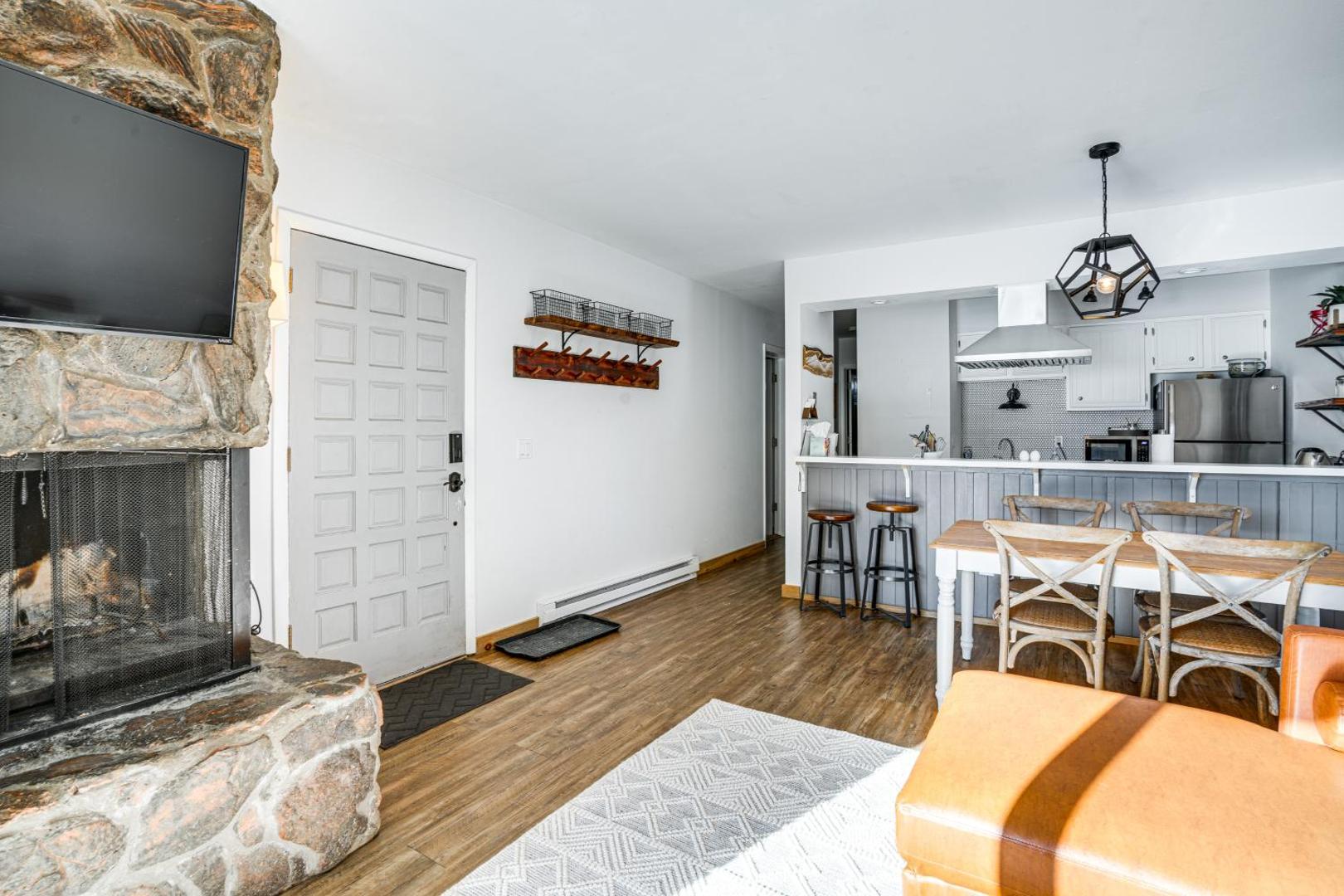 Foto 8: Condo with Balcony and Views - Steps to Ski Shuttle!