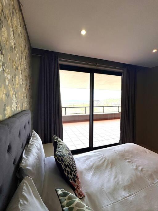 Fotografie 3: Accommodation Front - Spacious 6 Sleeper Across Ushaka
