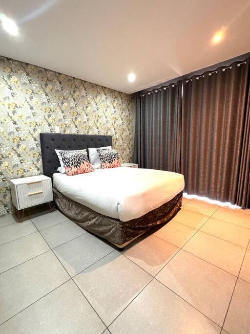 Fotografie 9: Accommodation Front - Spacious 6 Sleeper Across Ushaka