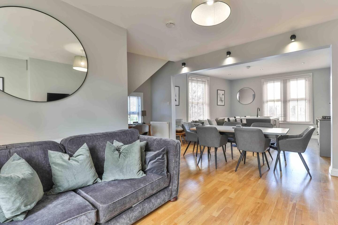 Bilde 3: Stylish & Spacious 3 Bed Apartment with Parking