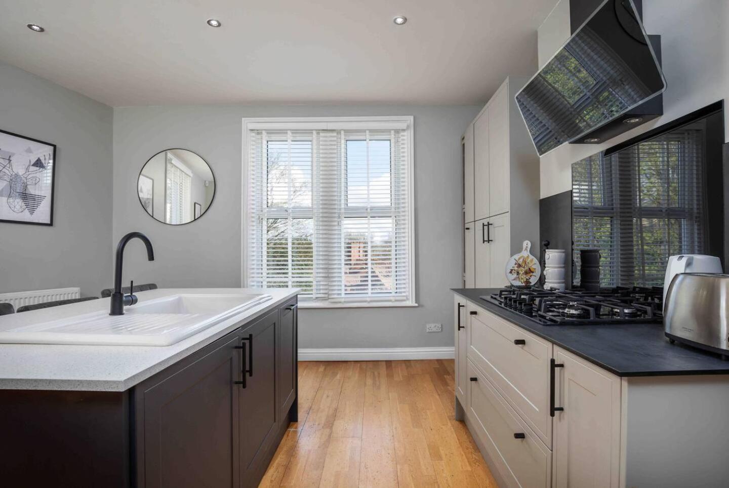 Bilde 6: Stylish & Spacious 3 Bed Apartment with Parking