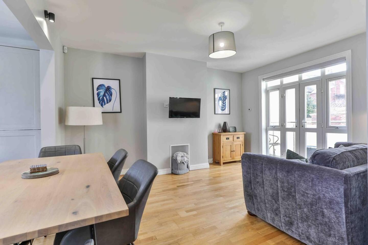 Bilde 7: Stylish & Spacious 3 Bed Apartment with Parking