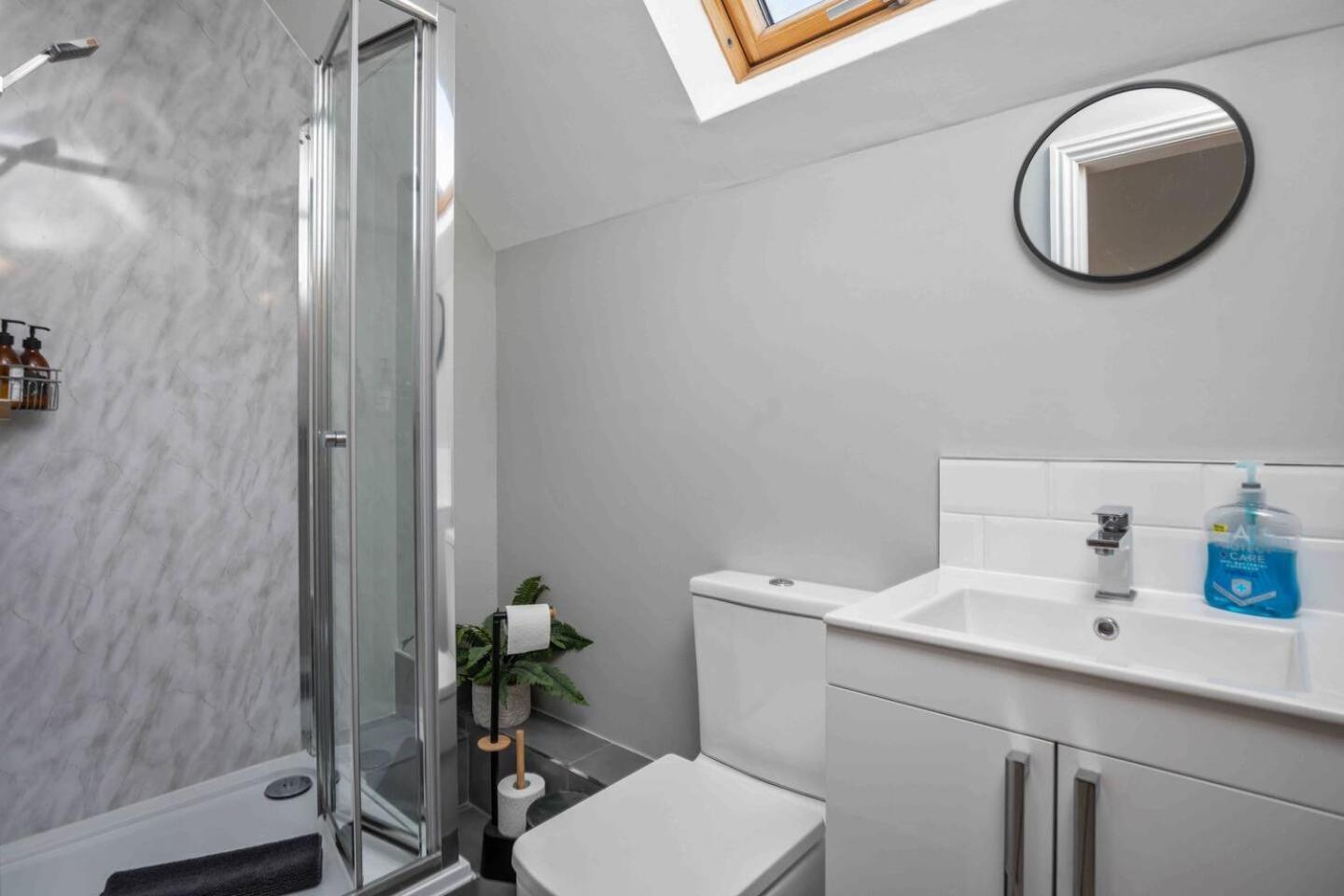 Bilde 8: Stylish & Spacious 3 Bed Apartment with Parking