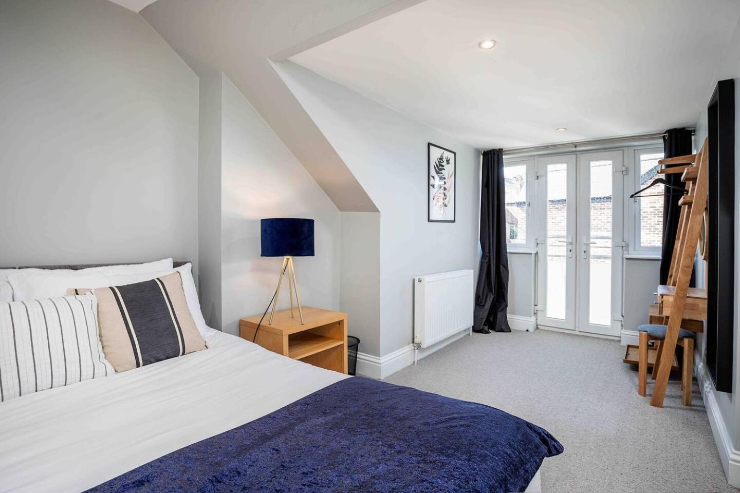 Bilde 5: Stylish & Spacious 3 Bed Apartment with Parking