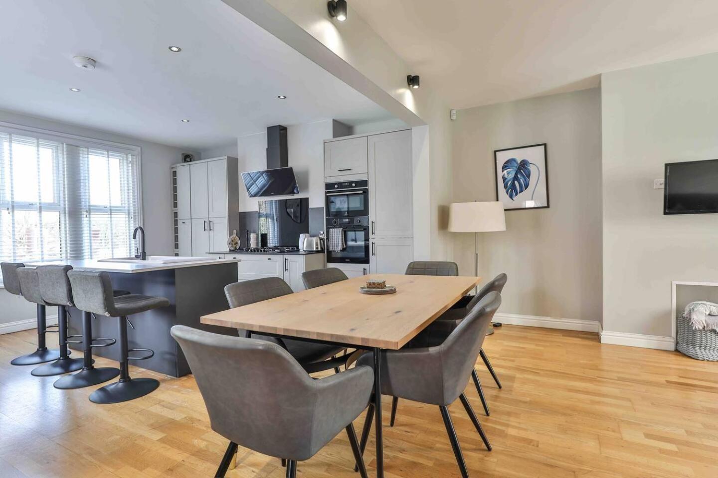 Bilde 4: Stylish & Spacious 3 Bed Apartment with Parking