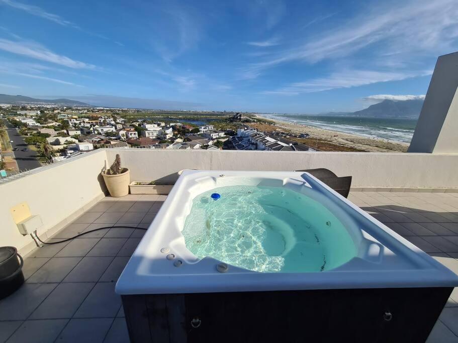 Billede 5: Jacuzzi with 270 views right on beach