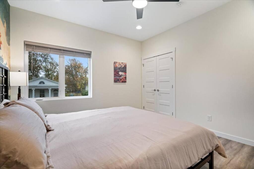 Fotografie 9: Spring at The Golden Goose including King Bed, Parking, Security and Laundry