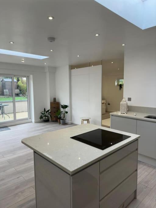 Foto 9: Devonshire - 1 Bedroom Apartment with Full Amenities