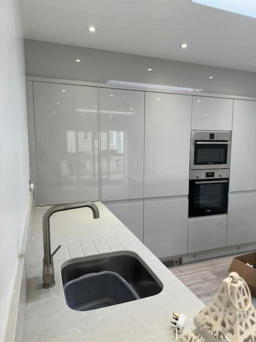 Foto 10: Devonshire - 1 Bedroom Apartment with Full Amenities