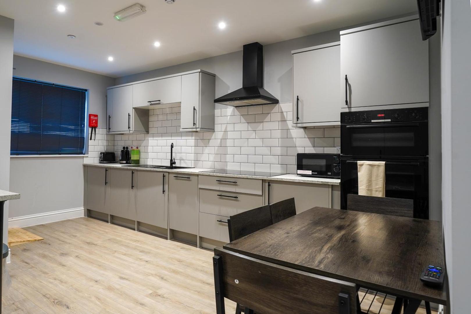 Φωτογραφία 8: Work - En-Suite - Fridge & Microwave - Smart TV