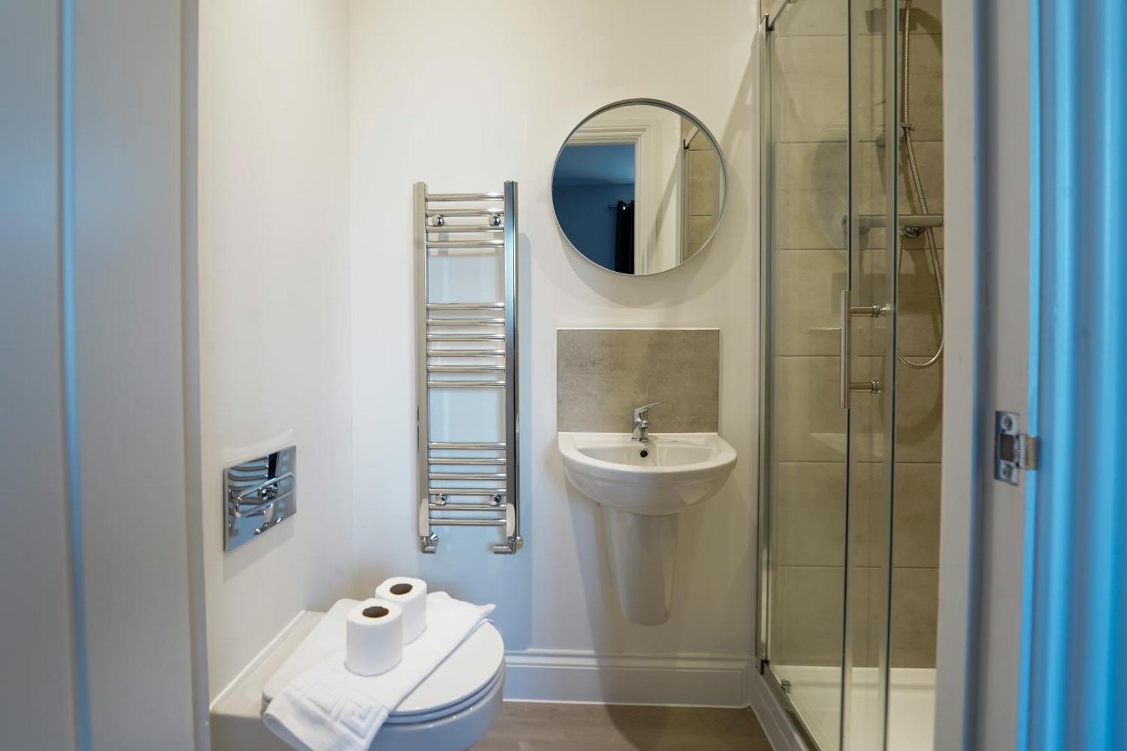 Φωτογραφία 10: Work - En-Suite - Fridge & Microwave - Smart TV