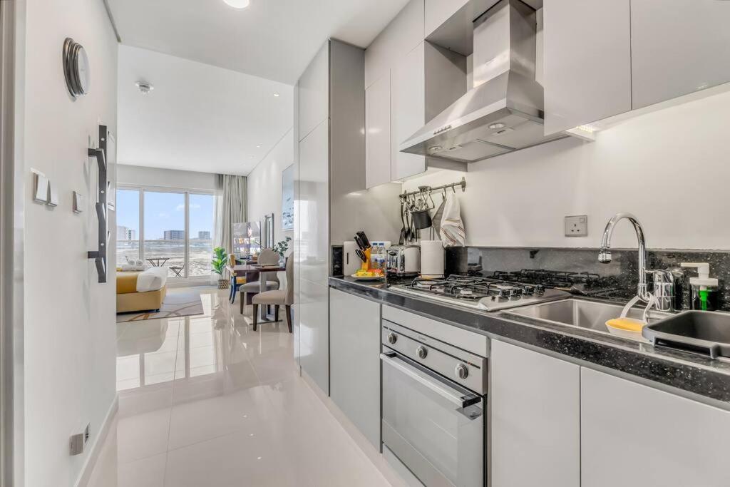 Φωτογραφία 5: Waves - Stylish Studio with Balcony in Dubai South