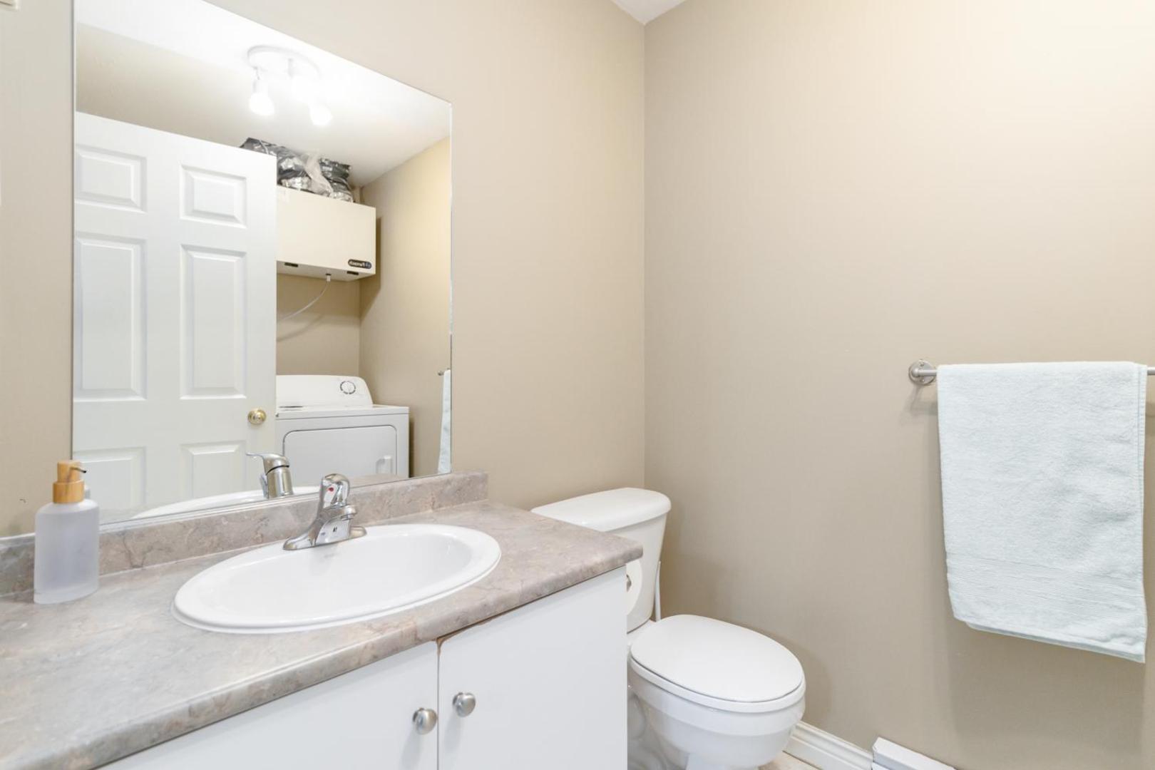 Foto 7: Comfortable, Spacious 3 bedroom Home