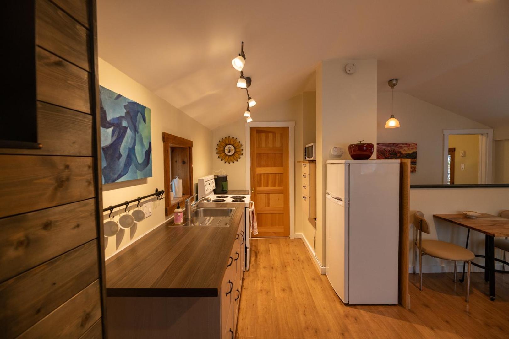 Foto 5: Located in Downtown Whitehorse - Treehouse