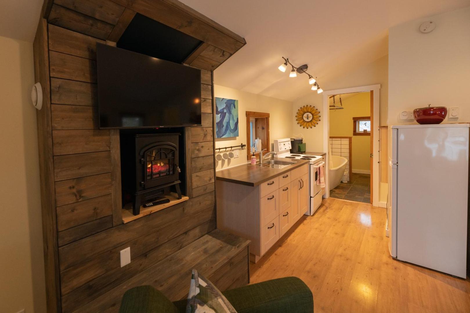 Foto 4: Located in Downtown Whitehorse - Treehouse
