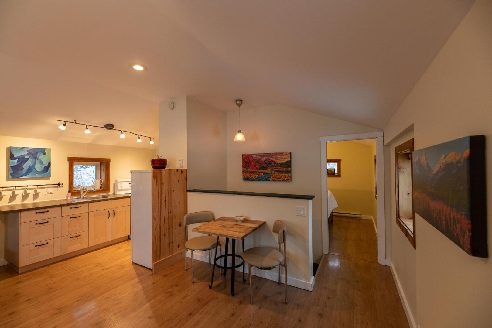 Foto 7: Located in Downtown Whitehorse - Treehouse