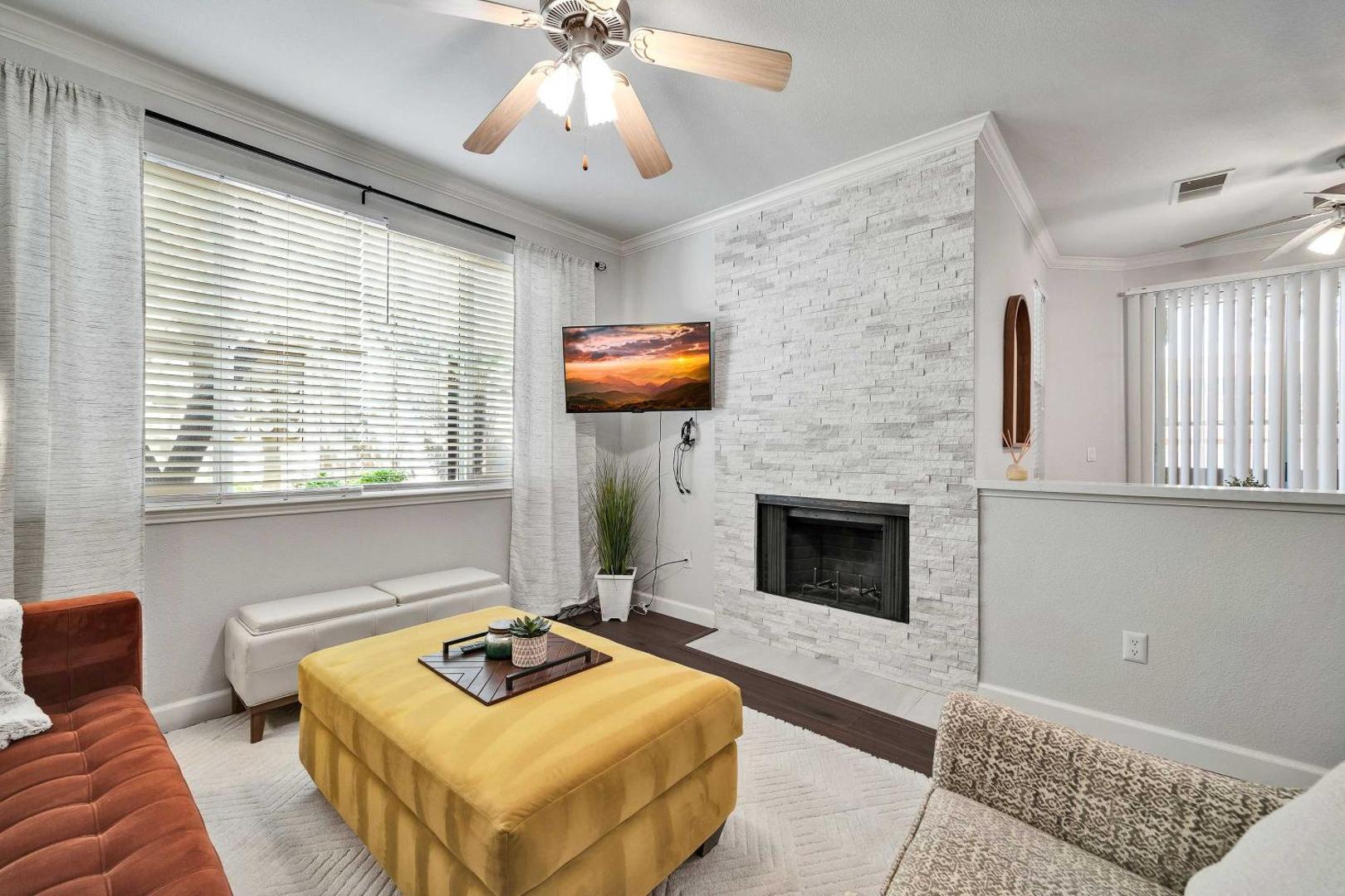Gem with Pool Access in Scottsdale Shop and Golf! photo 4