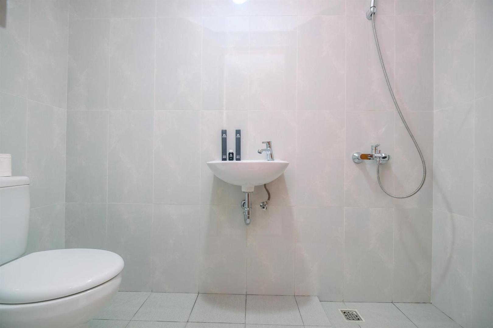Bild 5: Nice 2BR at 26th Floor Evenciio Margonda Apartment By Travelio