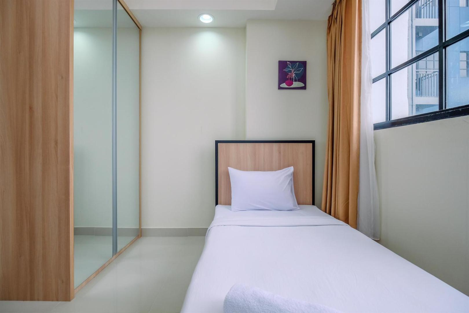 Bild 9: Nice 2BR at 26th Floor Evenciio Margonda Apartment By Travelio