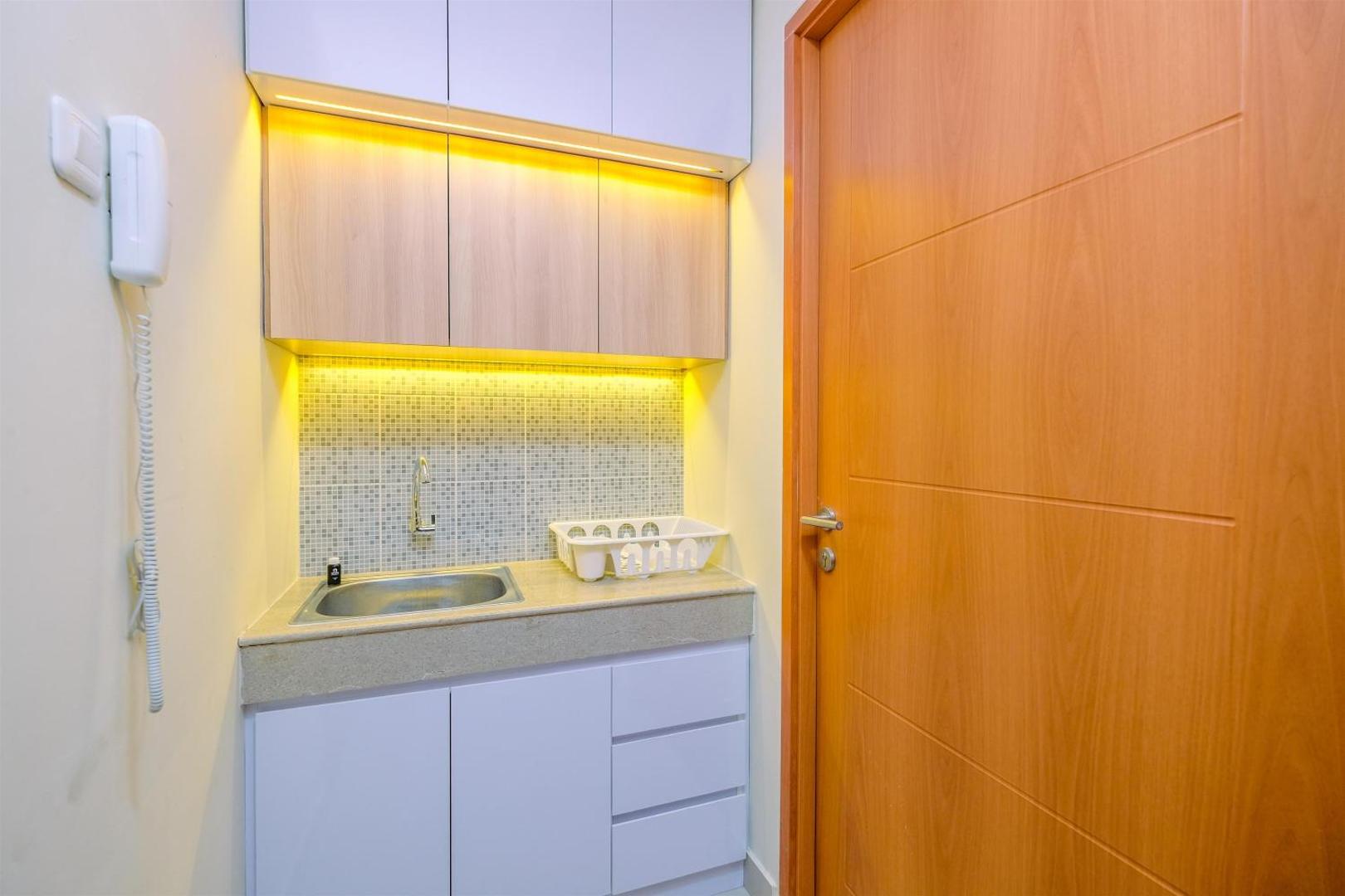 Bild 4: Nice 2BR at 26th Floor Evenciio Margonda Apartment By Travelio