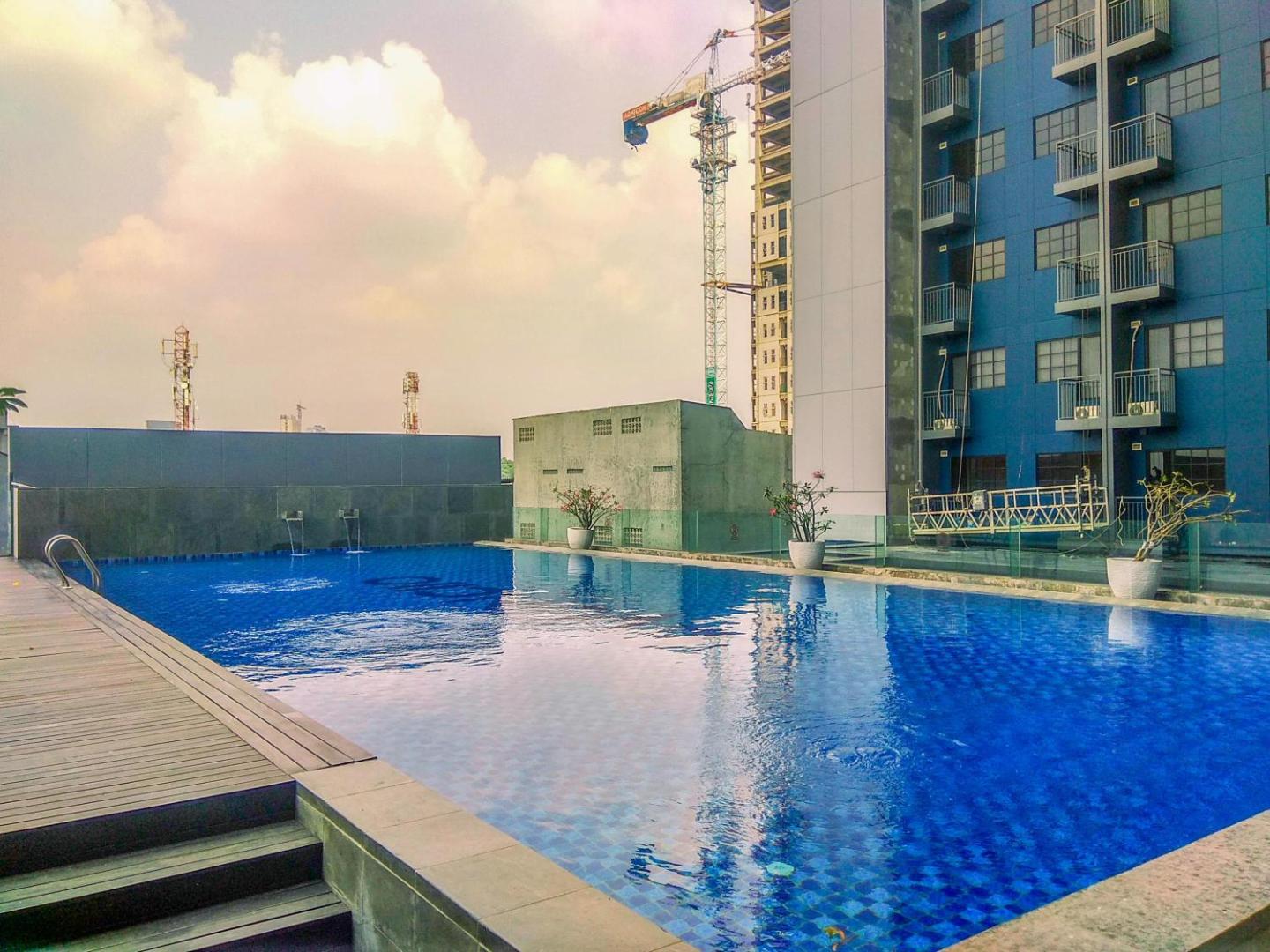 Bild 6: Nice 2BR at 26th Floor Evenciio Margonda Apartment By Travelio