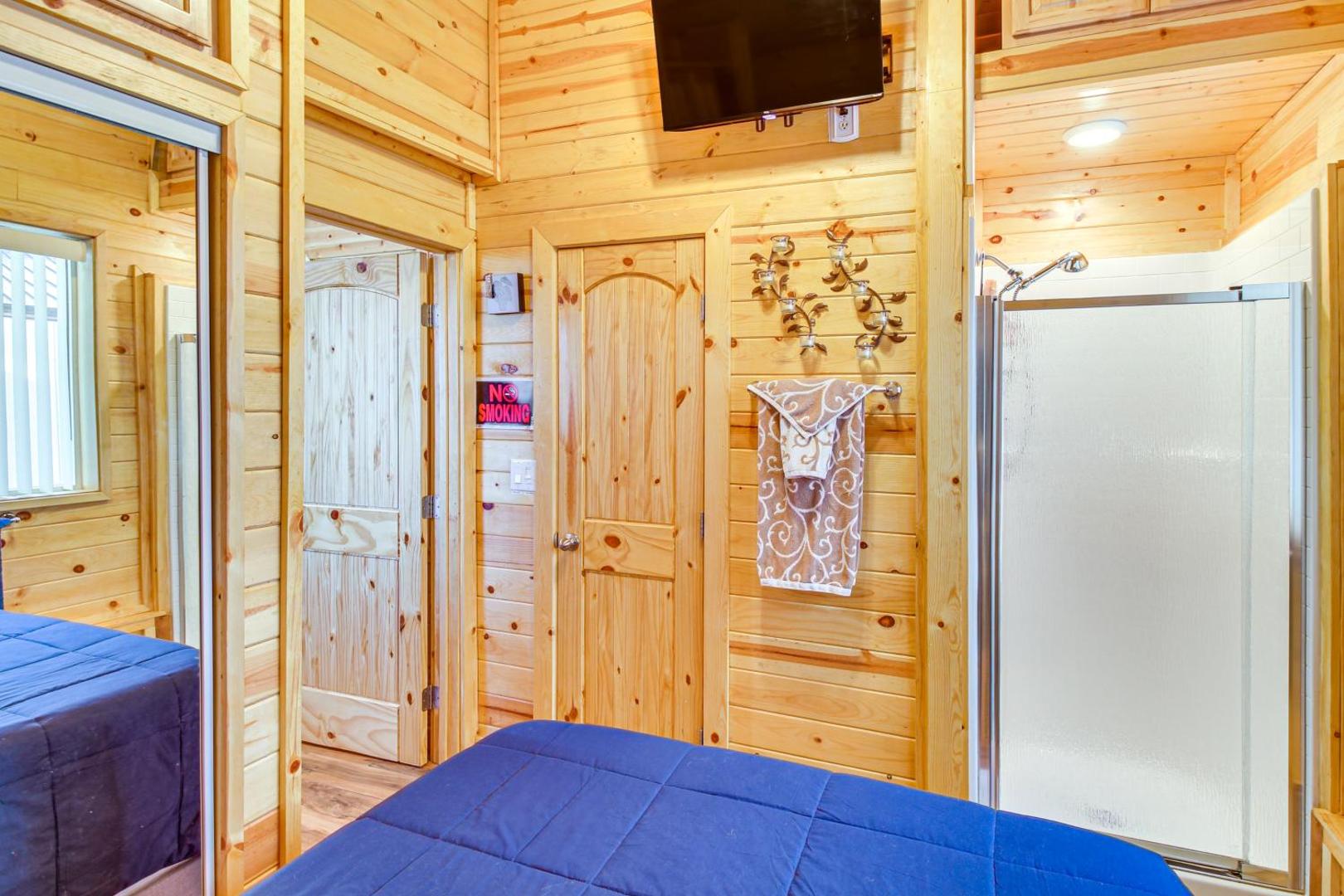 Kuva 8: Grill, Fire Pit Pet-Friendly Lakeside Cottage!