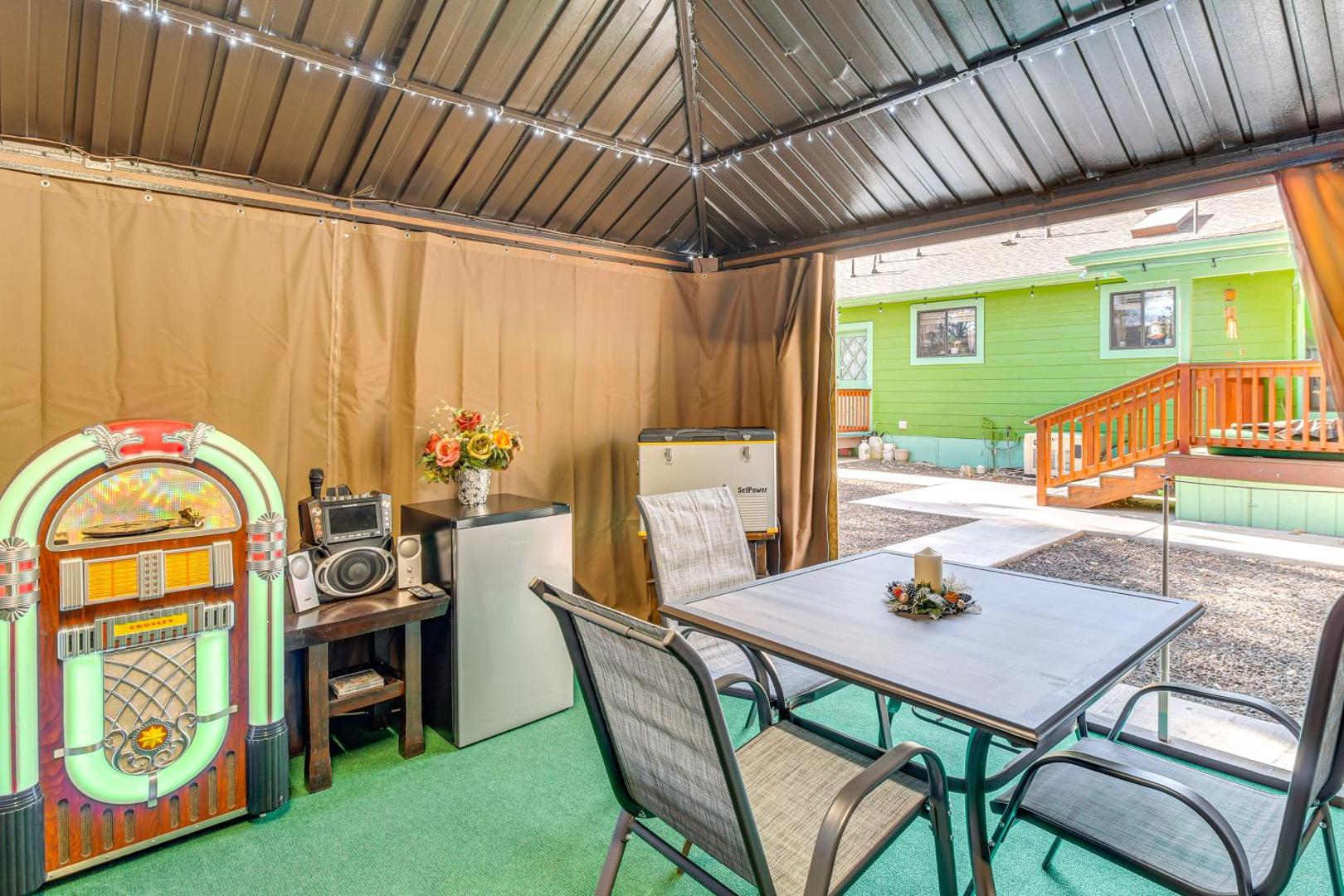 Kuva 10: Grill, Fire Pit Pet-Friendly Lakeside Cottage!