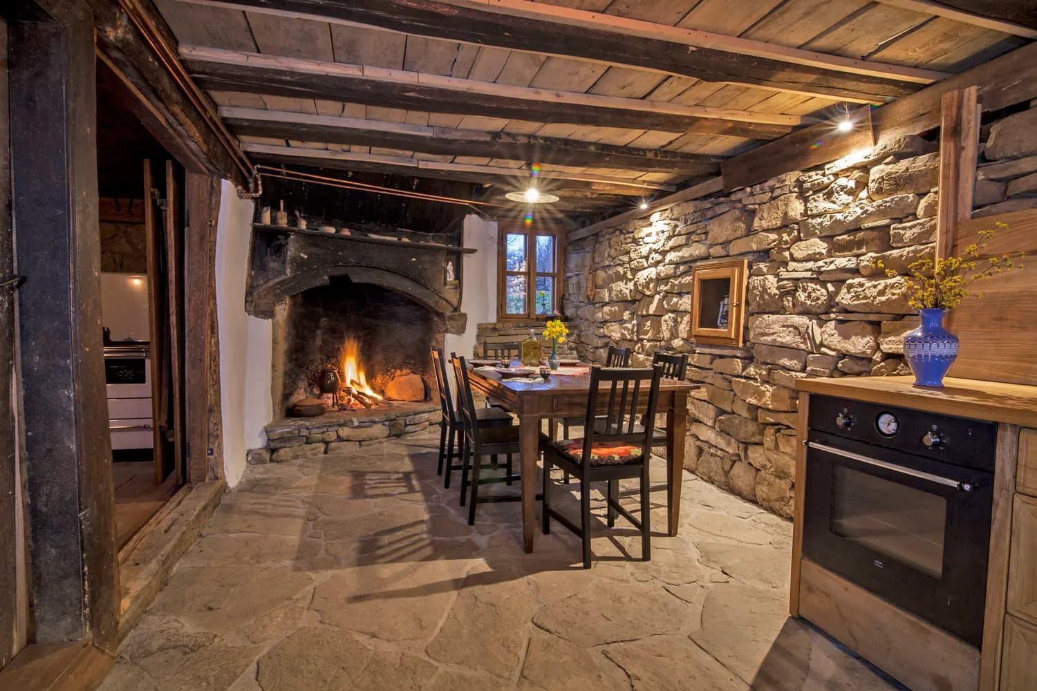 Foto 2: Authentic House with Stunning Mountain View - Karashka