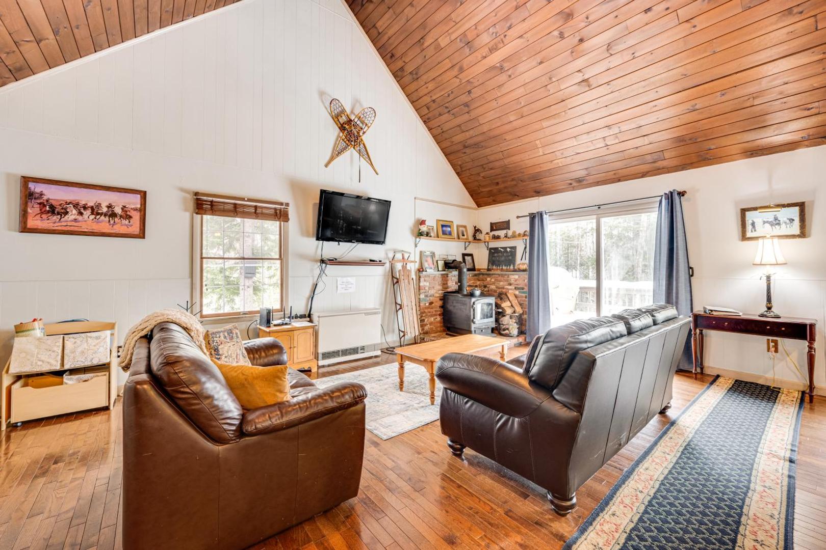 Rustic Intervale Hideaway with Deck and Wooded Views!の写真5