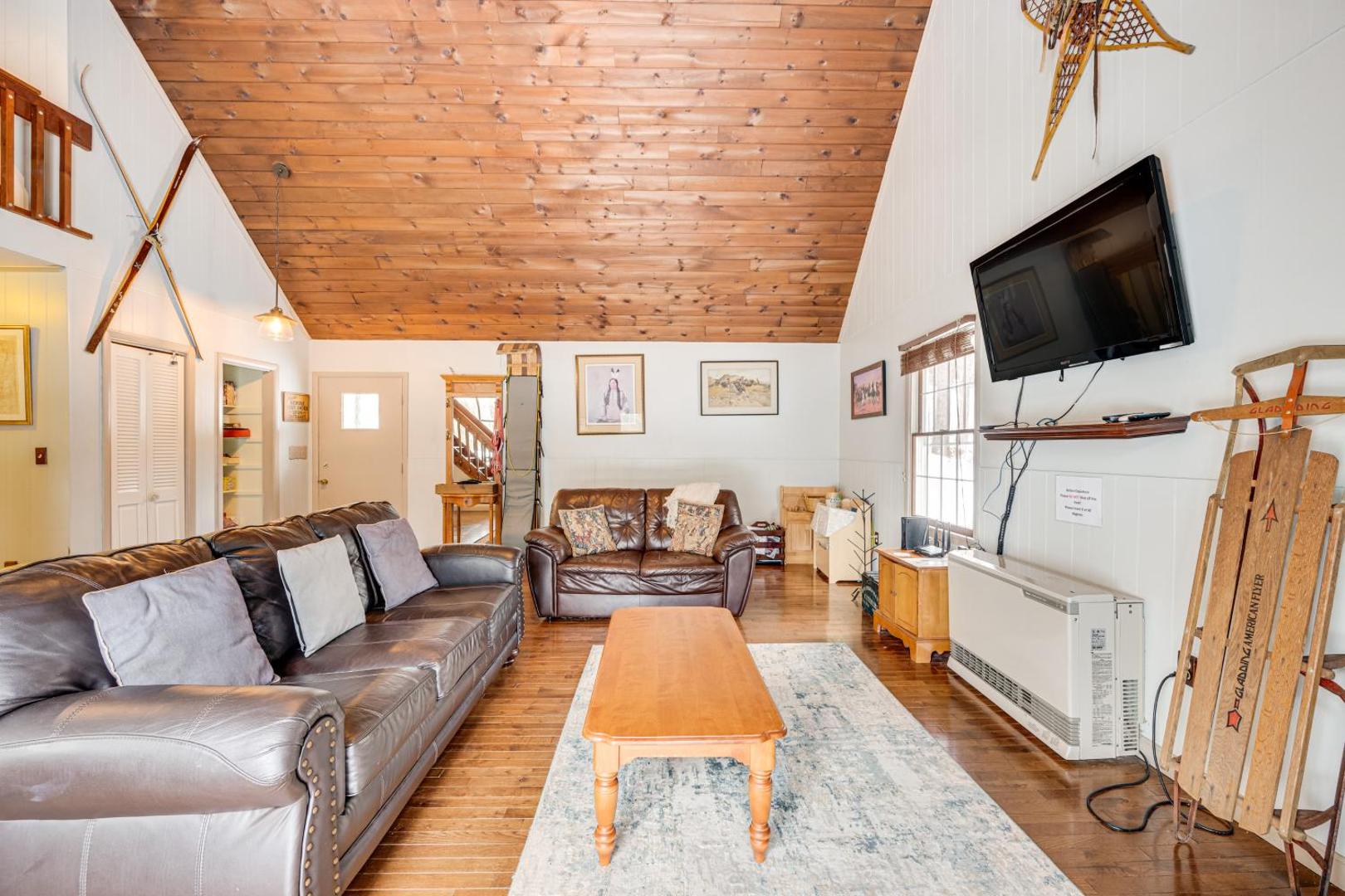 Rustic Intervale Hideaway with Deck and Wooded Views!の写真6