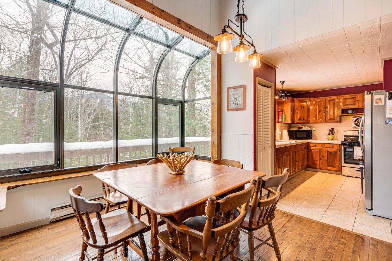 Rustic Intervale Hideaway with Deck and Wooded Views!の写真7