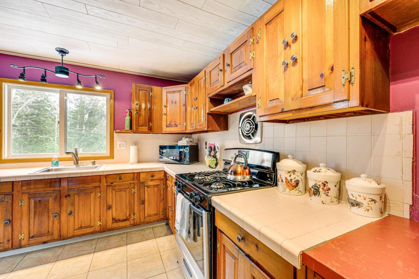 Rustic Intervale Hideaway with Deck and Wooded Views!の写真10