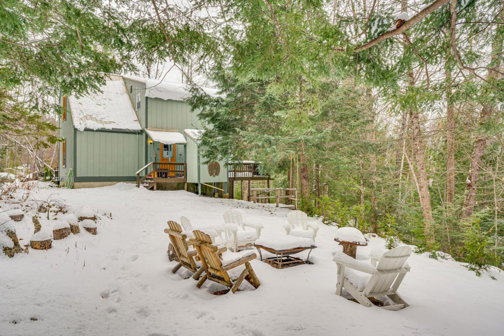Rustic Intervale Hideaway with Deck and Wooded Views!の写真4