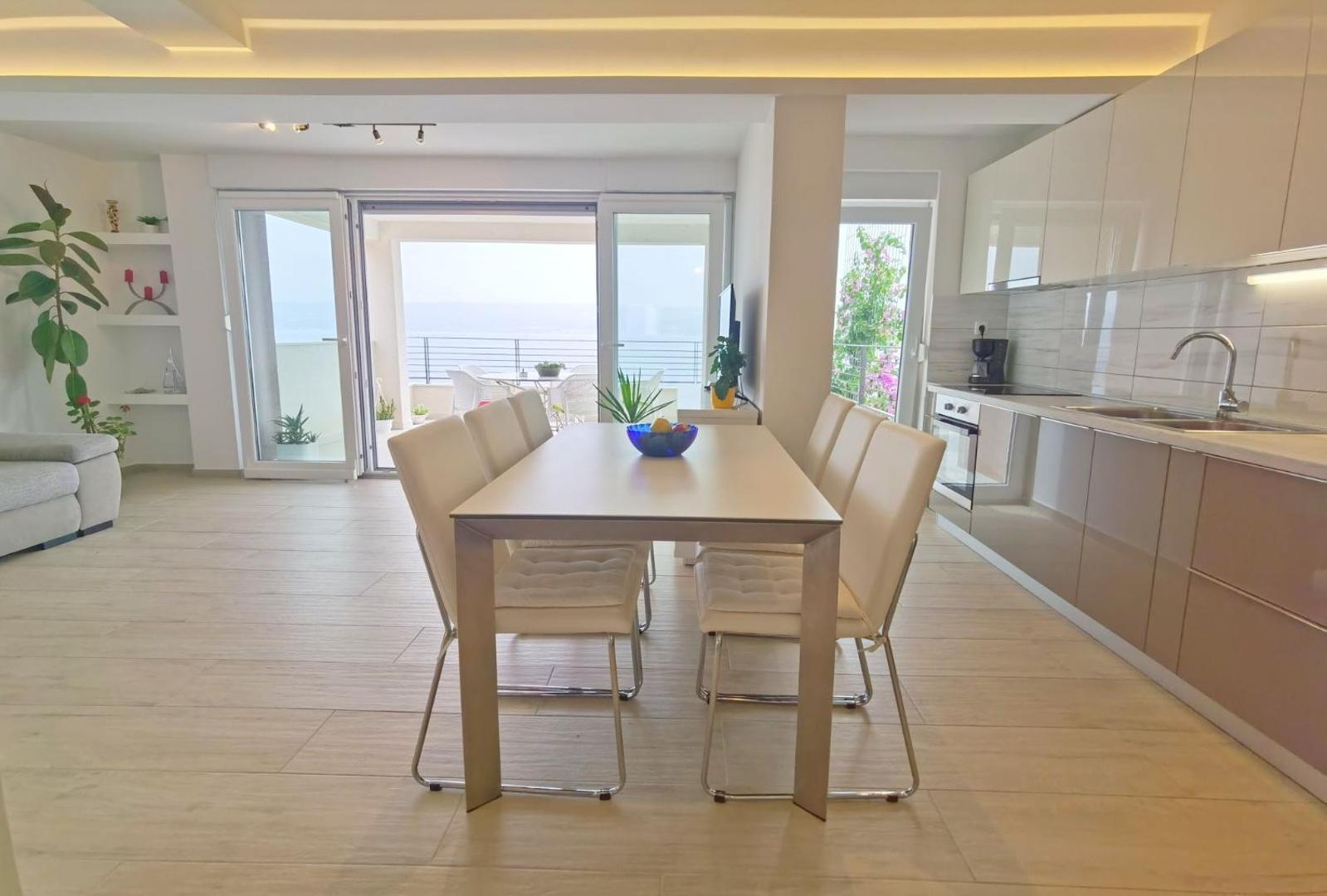 Foto 3: Apartment with a sea View No 10, first row by the sea, Beach house Ana