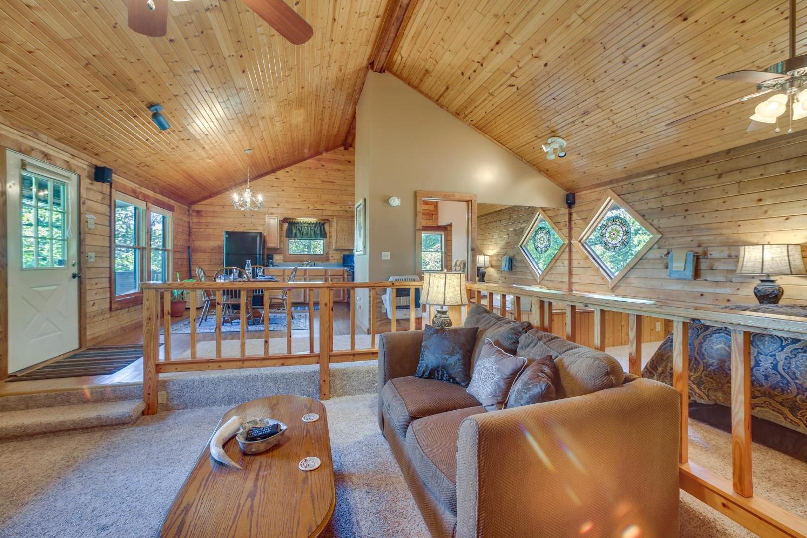 Billede 10: Studio with Mtn Views, 1 Mi to Thorncrown Chapel!
