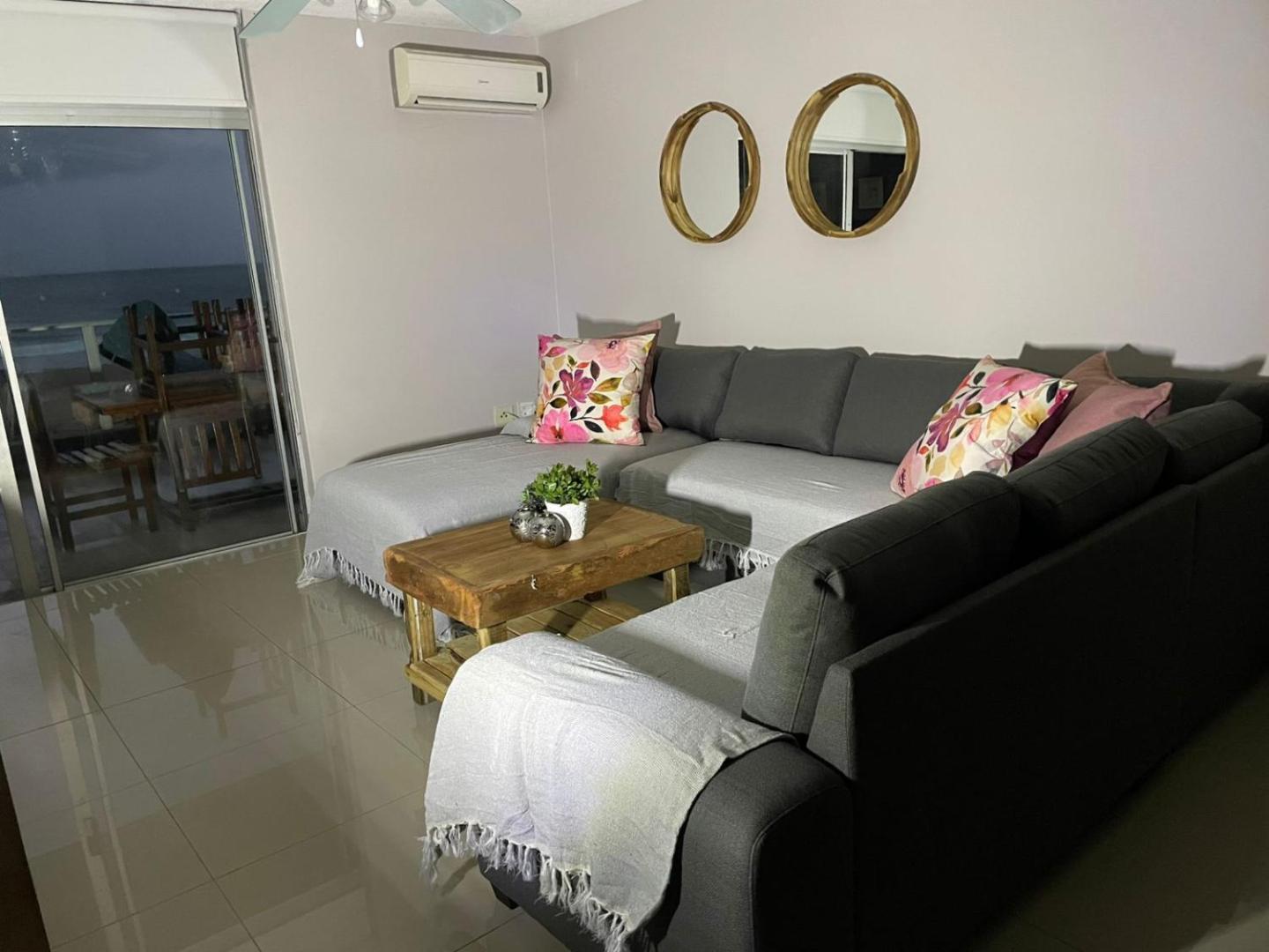 Fotografie 5: 3 - Bedroom Seafacing Margate Apartment