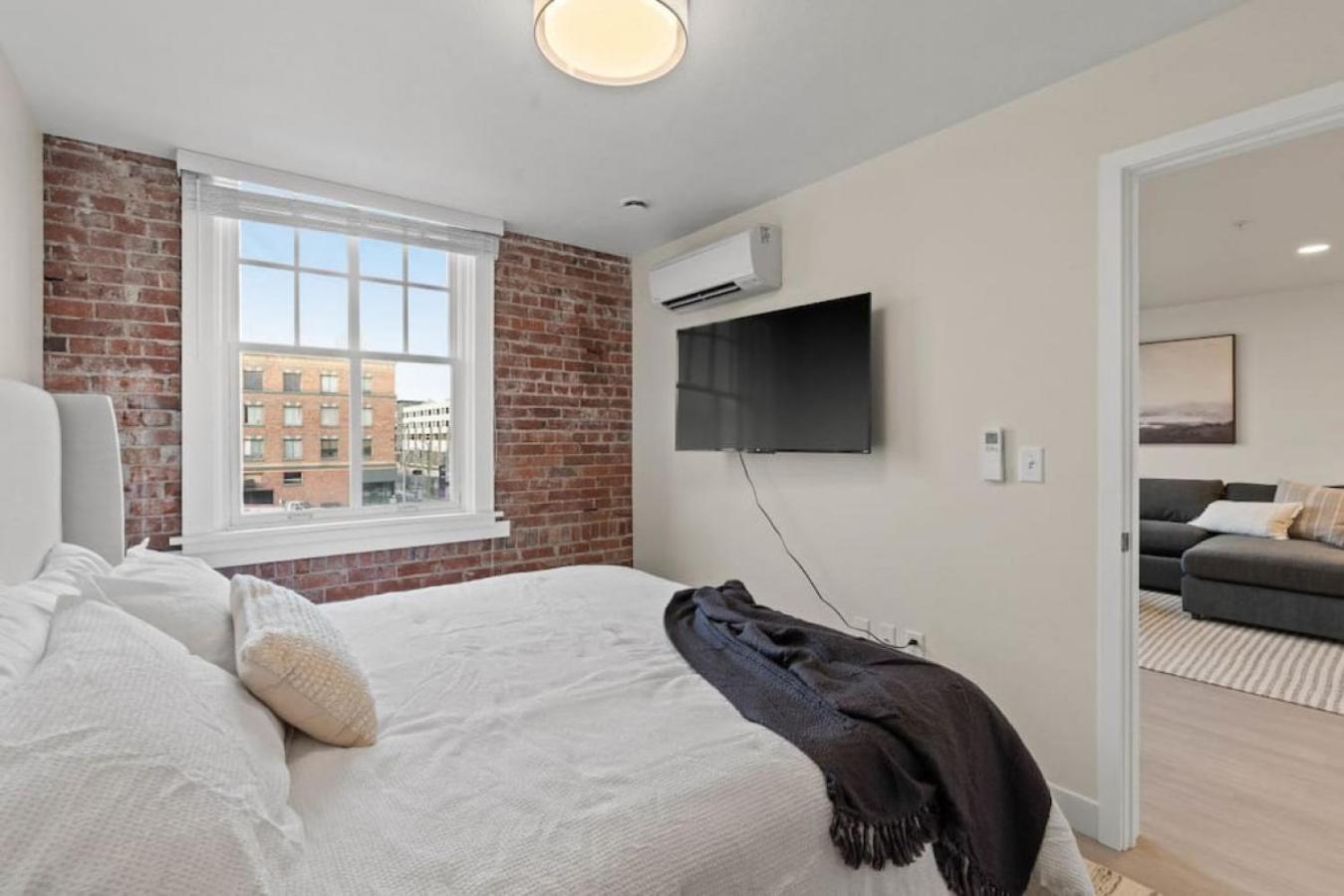 Foto 6: Brunch & Coffee Near! Spacious Downtown Stay 302