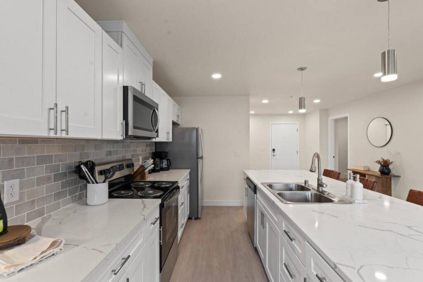 Foto 9: Brunch & Coffee Near! Spacious Downtown Stay 302
