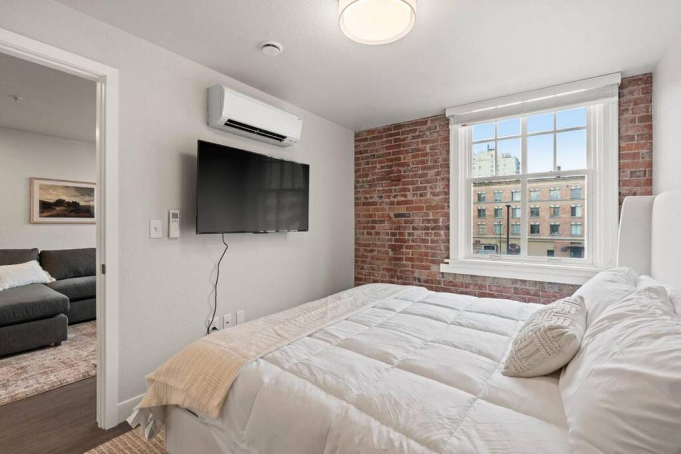 Billede 6: Spacious, King Bed, w Pool Table & Brunch Below! 303